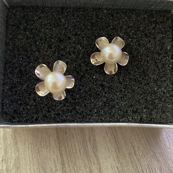 Jewelry - VINTAGE STERLING SILVER PEARL EARRINGS